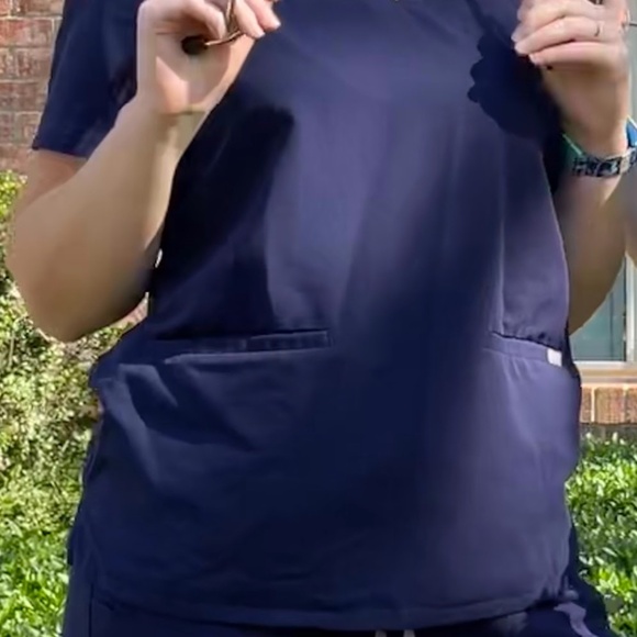 Figs 2 Pocket scrub top - Picture 2 of 2